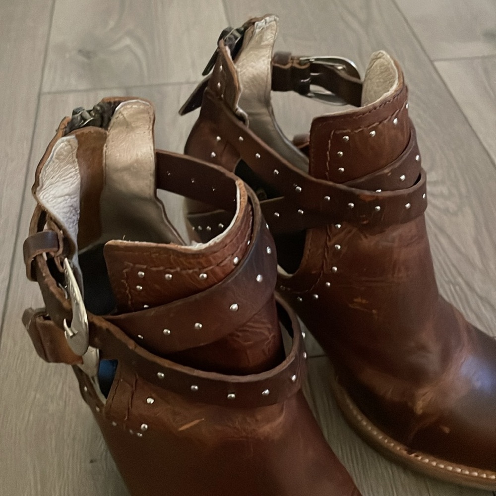 Freebird by Steven Rainbow Studded Buckle Straps Leather Ankle Boots Sz:9 Cognac - Picture 8 of 13
